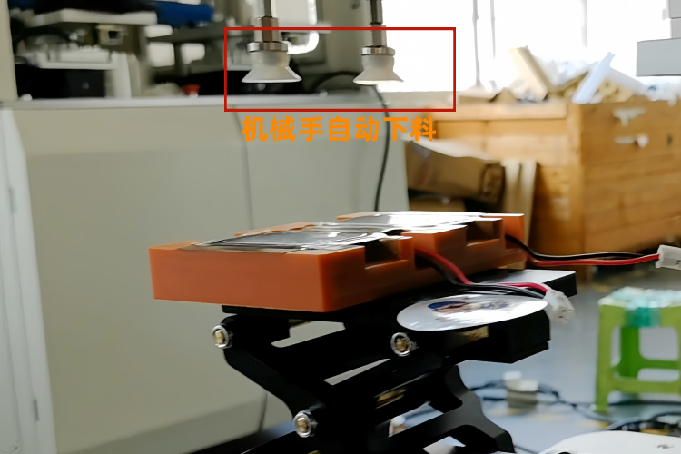 燈罩貼膜機2-機械手下料_副本.png