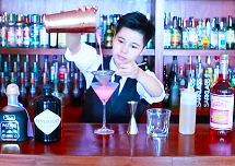 【佛山展翅調(diào)酒咖啡西點(diǎn)培訓(xùn)學(xué)?！颗{(diào)酒師晨晨